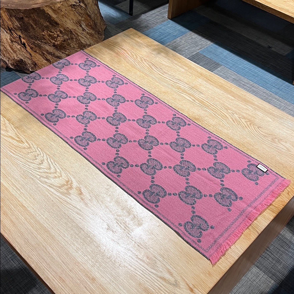 Gently used GUCCI lady nest GG jacquard wool blend scarf pink and grey sparkly - Picture 8 of 12